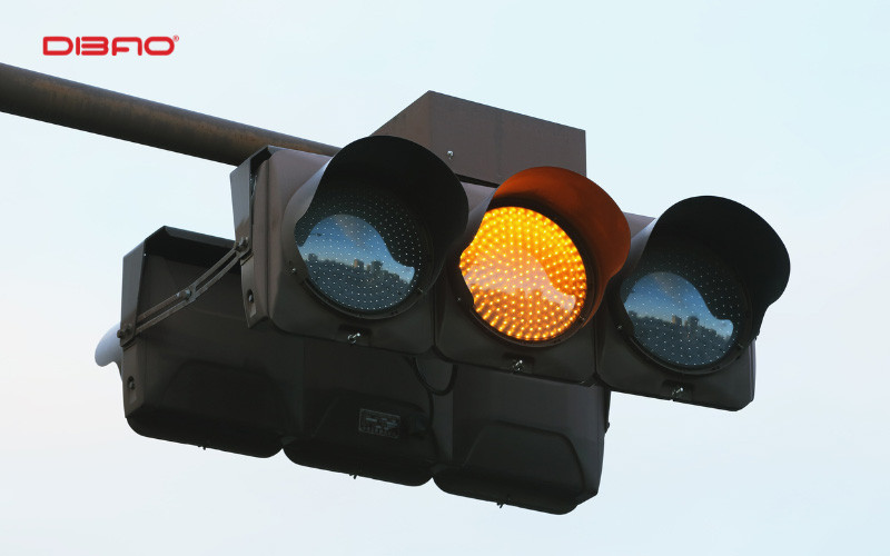 vượt đèn vàng có bị phạt nguội không